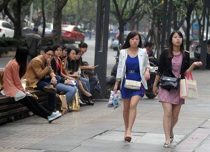 曝济宁万象汇一女孩从四楼坠落